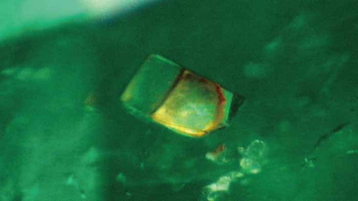 无色菱面体状矿物晶体